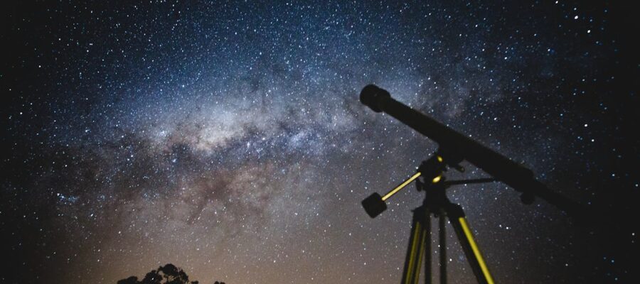 Teleskop für Einsteiger unter klarem Sternenhimmel mit der Milchstraße im Hintergrund