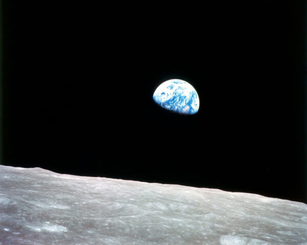 Gezeiten und Mond: Gravitation und ihre Auswirkungen auf die Erde Gezeiten: Sicht auf die Erde vom Mond aus, mit dem Ozean und den Gravitationseinflüssen des Mondes auf die Gezeiten.